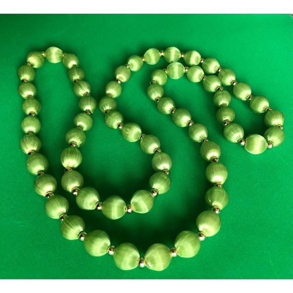 Vintage 1960s Mod Lime Green Satin Bead Necklace - Picture 3 of 3